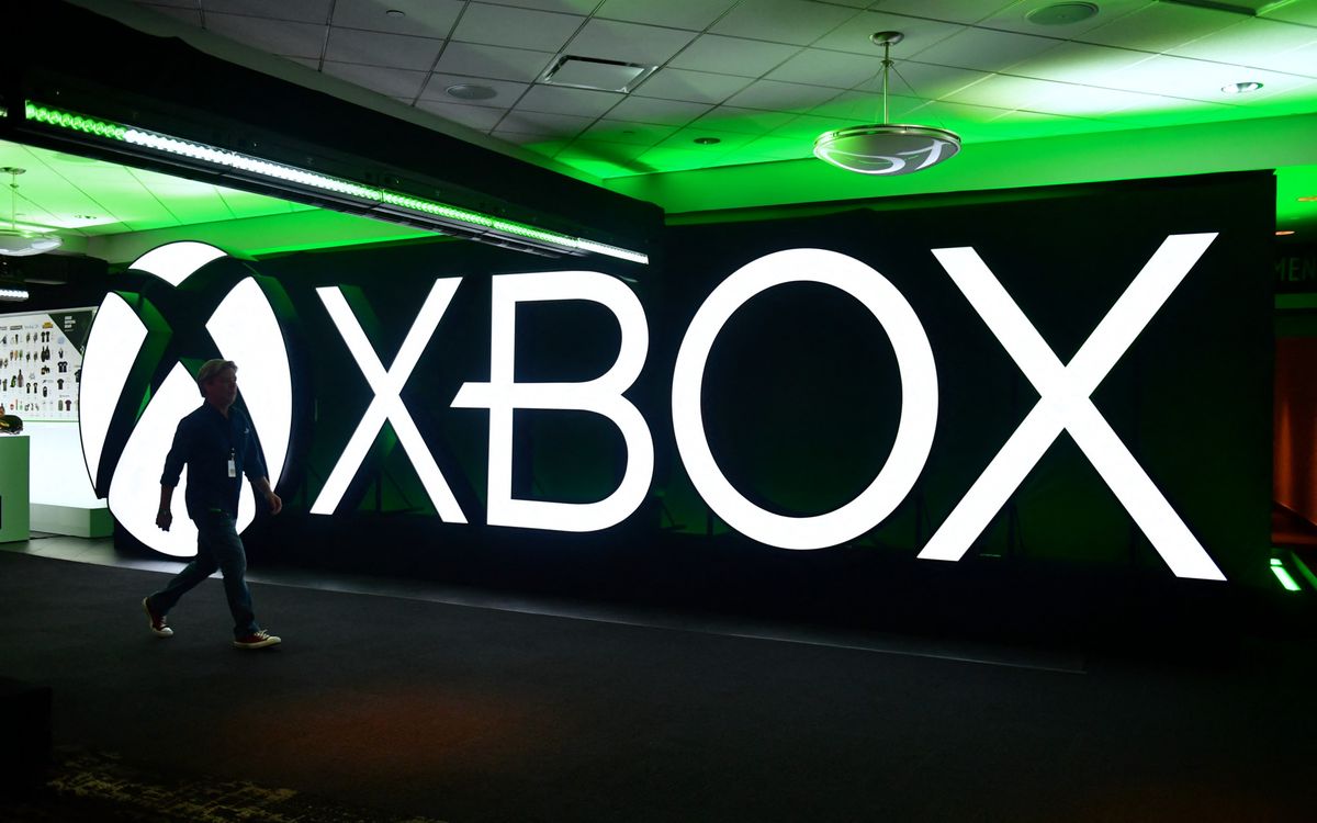 A man walk past an Xbox sign during the Xbox 2018 E3 briefing in Los Angeles, California on June 10, 2018, ahead of the 24th Electronic Entertainment Expo which opens on June 12. (Photo by Frederic J. BROWN / AFP)