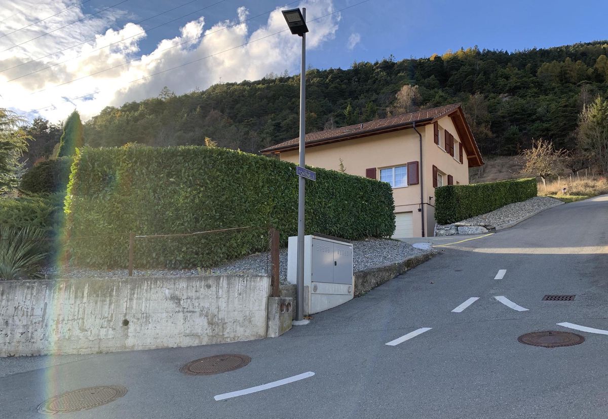 Le couple avait emménagé dans le village de Premploz vers 2010, année de construction de leur villa. Les deux retraités se seraient rapidement repliés sur eux-mêmes.