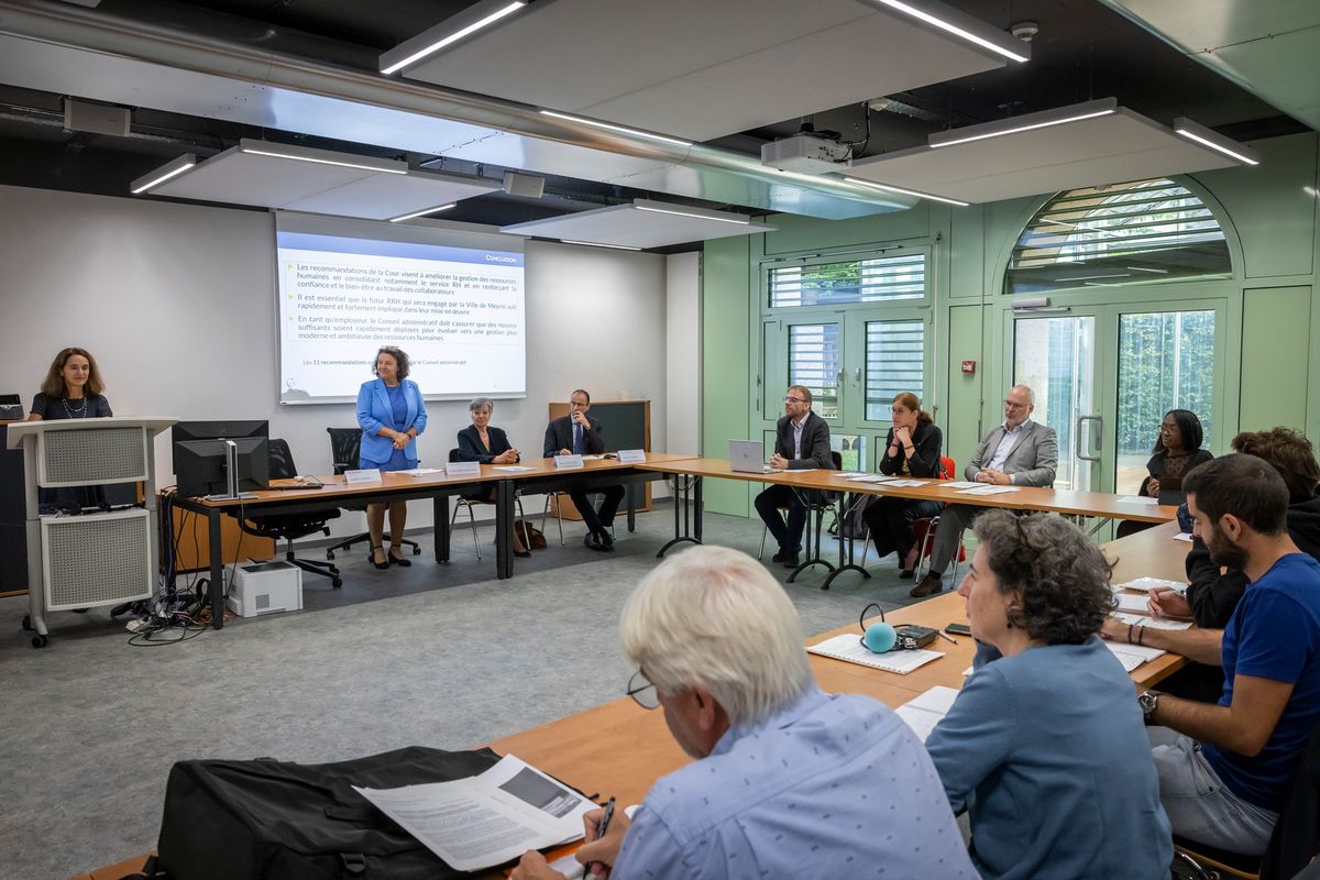 Geneve, le 26 septembre 2023. Conference de presse de la Cour des comptes, gestion des ressources humaines de la Ville de Meyrin. Avec les 3 conseillers administratifs de la Ville de Meyrin de g a dr : Eric Cornuz, Nathalie Leuenberger et Laurent Trembley. © Magali Girardin