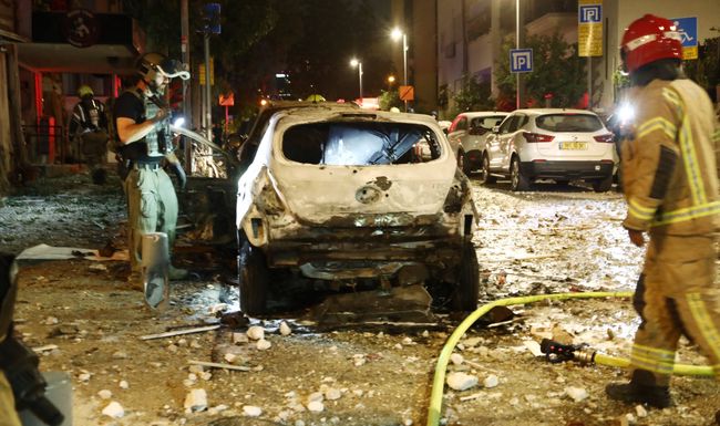 Die Hamas greift am Samstag überraschend Israel an – hier trifft eine Rakete ein Auto in Tel Aviv.