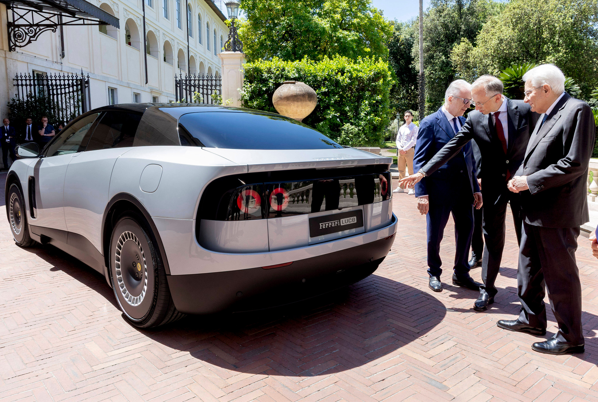 Le président Sergio Mattarella et Benedetto Vigna de Ferrari examinent la nouvelle Ferrari Luce lors de sa présentation à Rome, le 25 mai 2026.