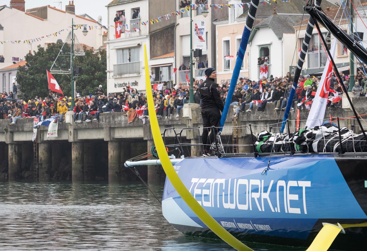 Voilier TeamworkNet passant par le chenal devant une foule nombreuse à Les Sables d'Olonne, lors du départ du Vendée Globe 2024.