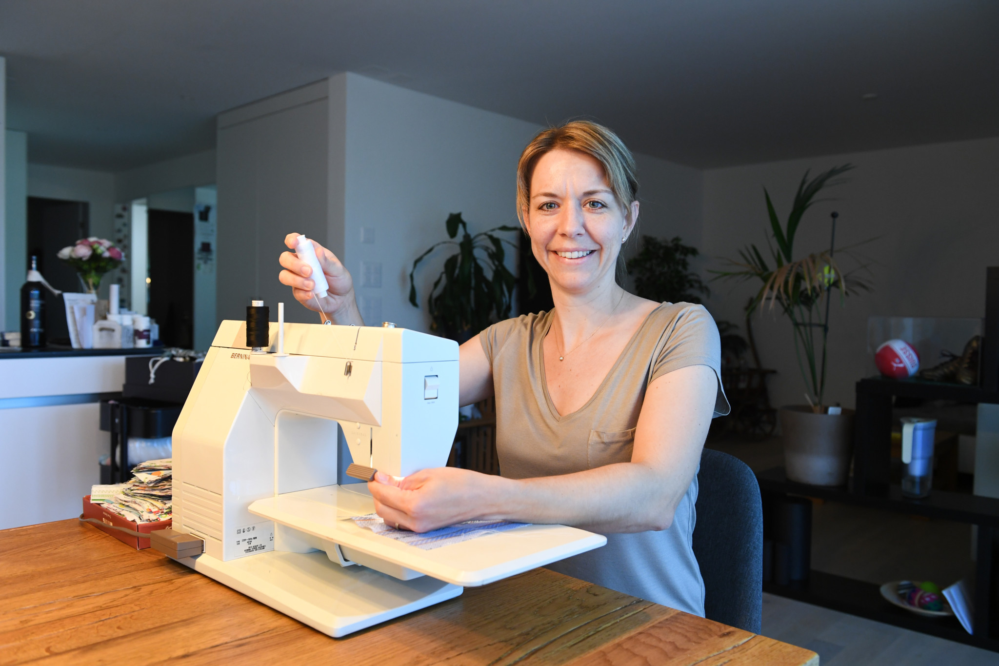 Isabelle Kübler fertigt die Babypräsente daheim in Ellikon an.