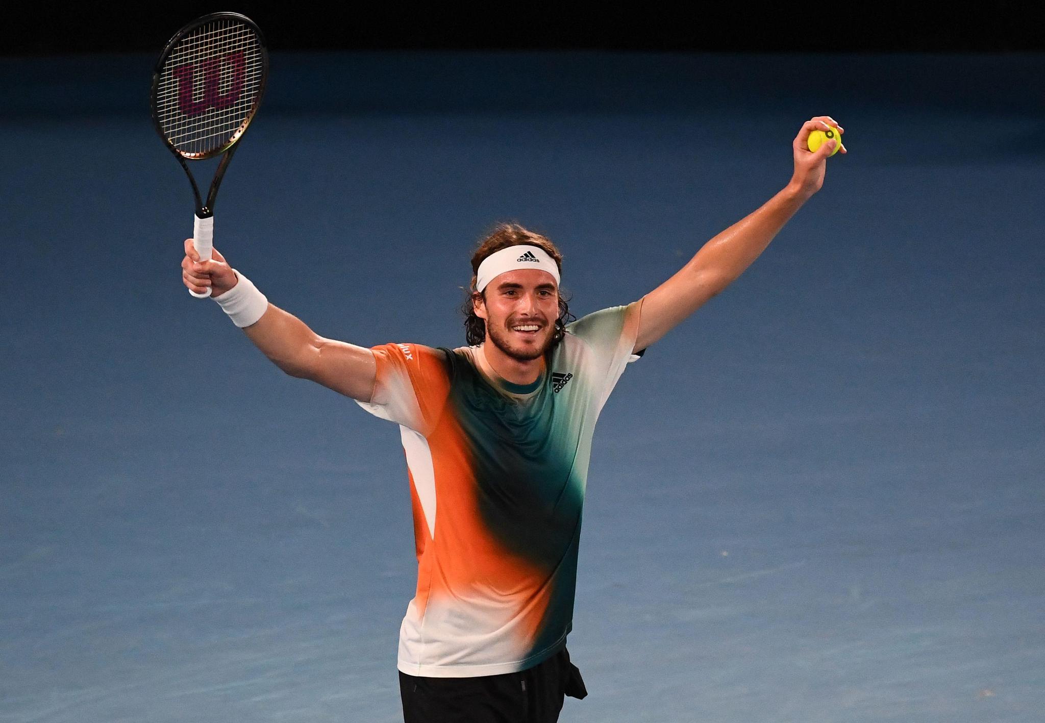Stéfanos Tsitsipás peut lever les bras de soulagement: il vient de se qualifier pour les quarts de finale de l’Open d’Australie. (Photo by William WEST / AFP) 