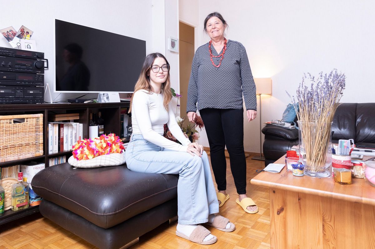 Monique Liardet et Eléonor Batteur dans un salon à Lausanne, avec des meubles modernes et un bouquet de lavande.