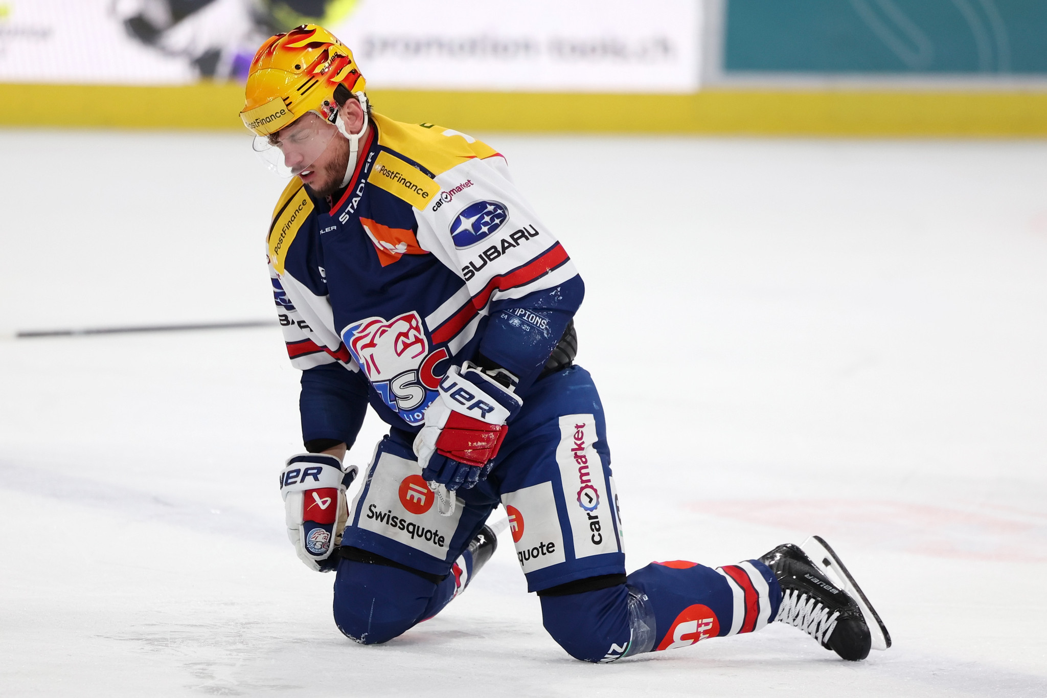 Sven Andrighetto (ZSC Lions) kniet benommen auf dem Eis nach einem Zusammenstoss im Playoff-Viertelfinal gegen den HC Lugano.