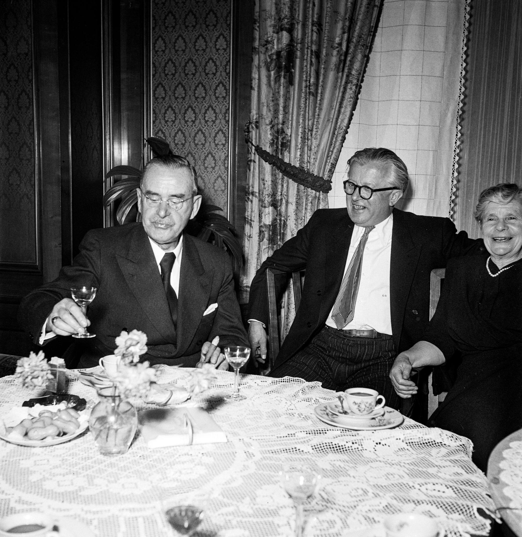 Emil Oprecht (Mitte) anlässlich eines Empfangs für Thomas Mann und dessen Frau Katia. Der Verleger veranstaltete das Essen im Mai 1947 im Zürcher Café Huguenin wegen der Rückkehr des Schriftstellers aus den USA. 