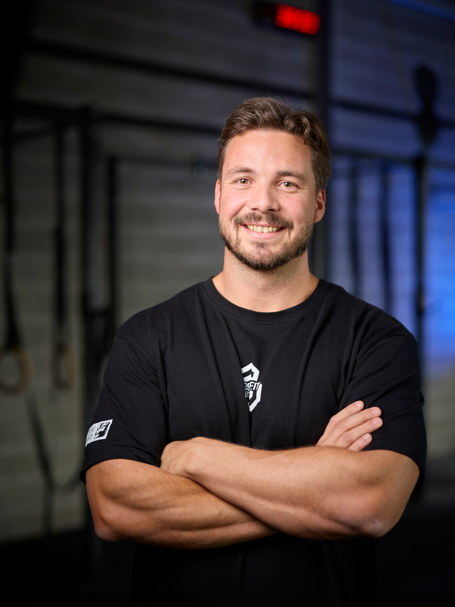Cressier, le 3 octobre 2024. Portrait de Leonard, instructeur du cours Master, pour les senior, le jeudi au Crossfit 975.   Photo Yvain Genevay / Le Matin Dimanche