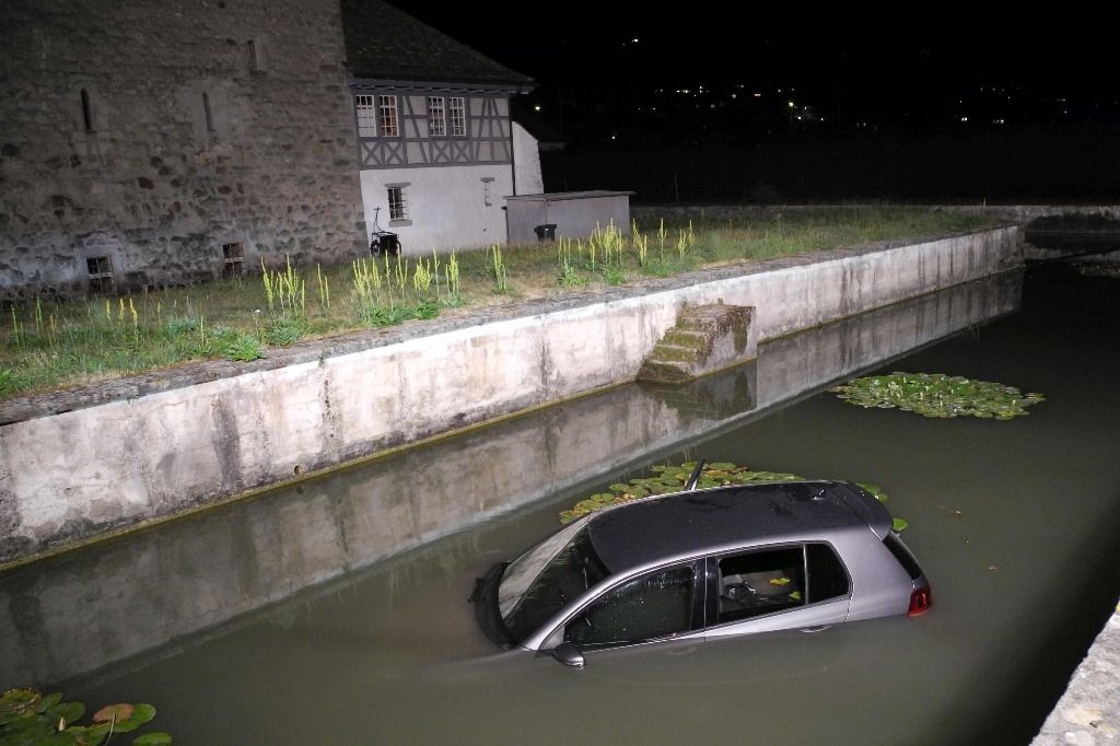 Une voiture finit dans les douves d'un château