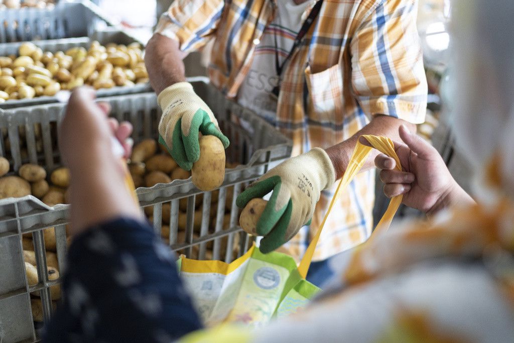 Beduerftige Menschen erhalten in den Manegg-Hallen Lebensmittel, fotografiert am 21. August 2021 in Zuerich. Das Programm "Essen fuer alle" der Pfarrer Sieber Stiftung verteilt jeden Samstag in den Manegg-Hallen rund 15 Tonnen Lebensmittel an 800 beduerftige Familien. (KEYSTONE/Gaetan Bally)