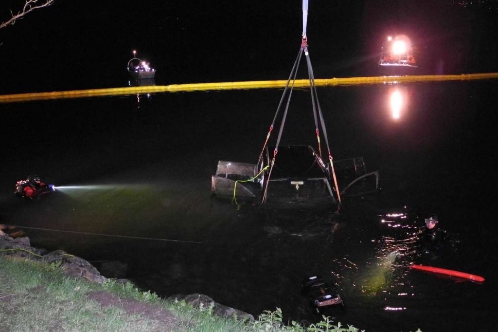 Une voiture coule, les enfants encore à bord