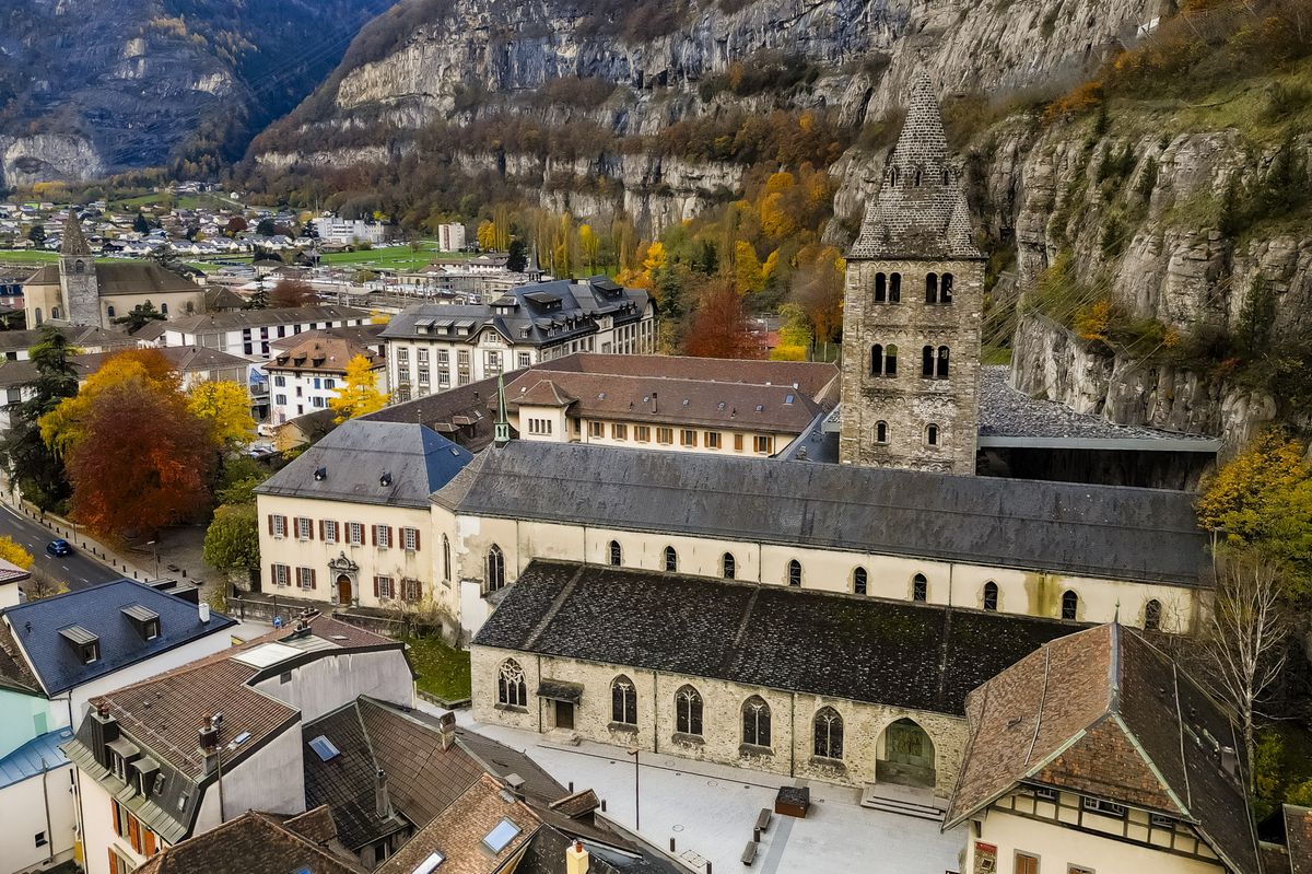 Une vue aerienne de l'Abbaye de Saint-Maurice avec en arriere plan le Lycee-college de l'Abbaye de St-Maurice le mercredi 22 novembre 2023 a Saint-Maurice. (KEYSTONE/Jean-Christophe Bott)