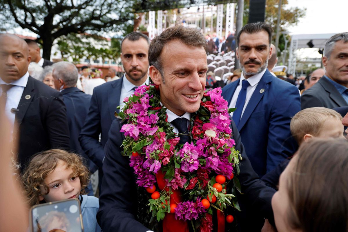 Emmanuel Macron salue la foule après un discours sur la Place des Cocotiers de Nouméa, le 26 juillet 2023. La France compte 1,6 millions de ressortissants en Indo-Pacifique, ainsi que 9 millions de km² de zone économique exclusive maritime. 