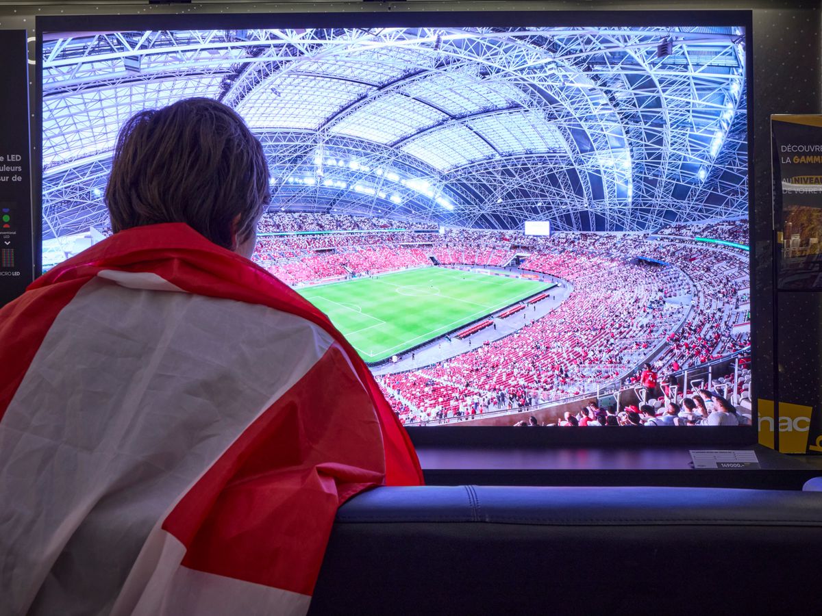 Durant l’Eurofoot, les téléviseurs géants font particulièrement fureur auprès des consommateurs. Ici un écran de 10 pouces à la Fnac de Rive, à Genève.    