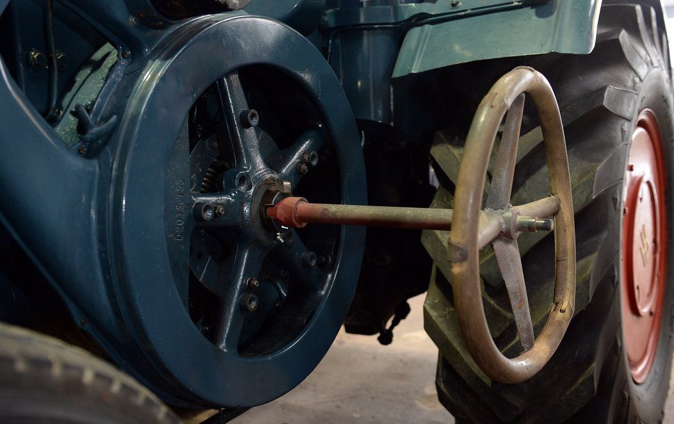 Ein Lenkrad als Anwerfkurbel.