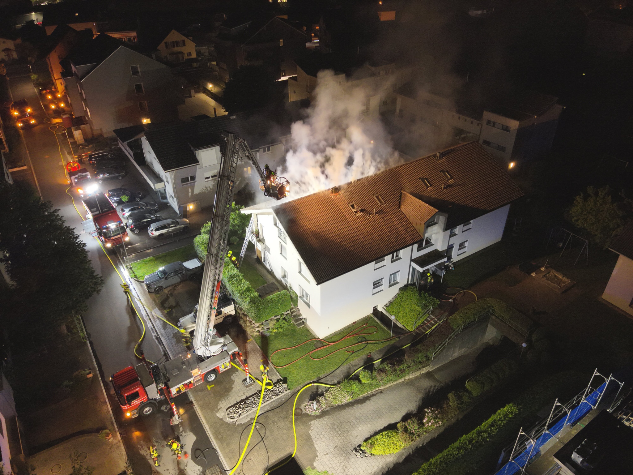 Brand in Uznach: Feuer in Wohnung greift auf Dachs