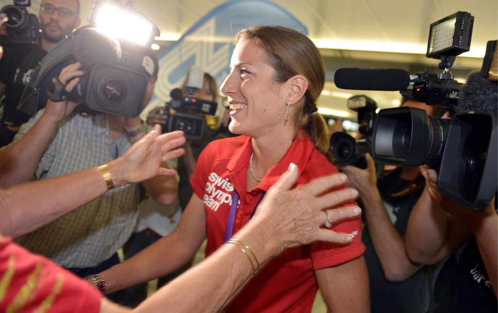 Medienrummel um Olympiasiegerin Nicola Spirig nach der Rueckkehr von den olympischen Sommerspielen in London auf dem Flughafen Zuerich in Kloten am Montag, 13. August 2012. (KEYSTONE/Walter Bieri)