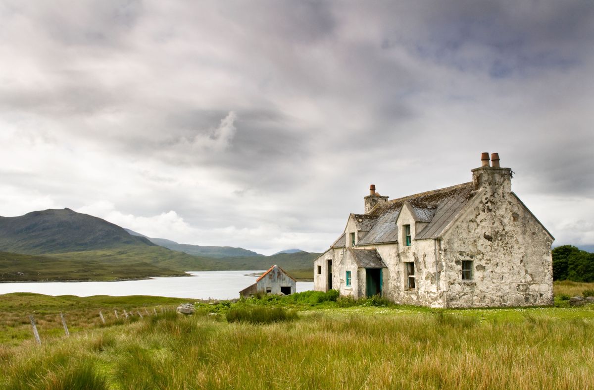 B2X2BK Derelict farmhouse near Arivruach, Isle of Lewis, Hebrides, Scotland, UK. Image shot 06/2008. Exact date unknown.