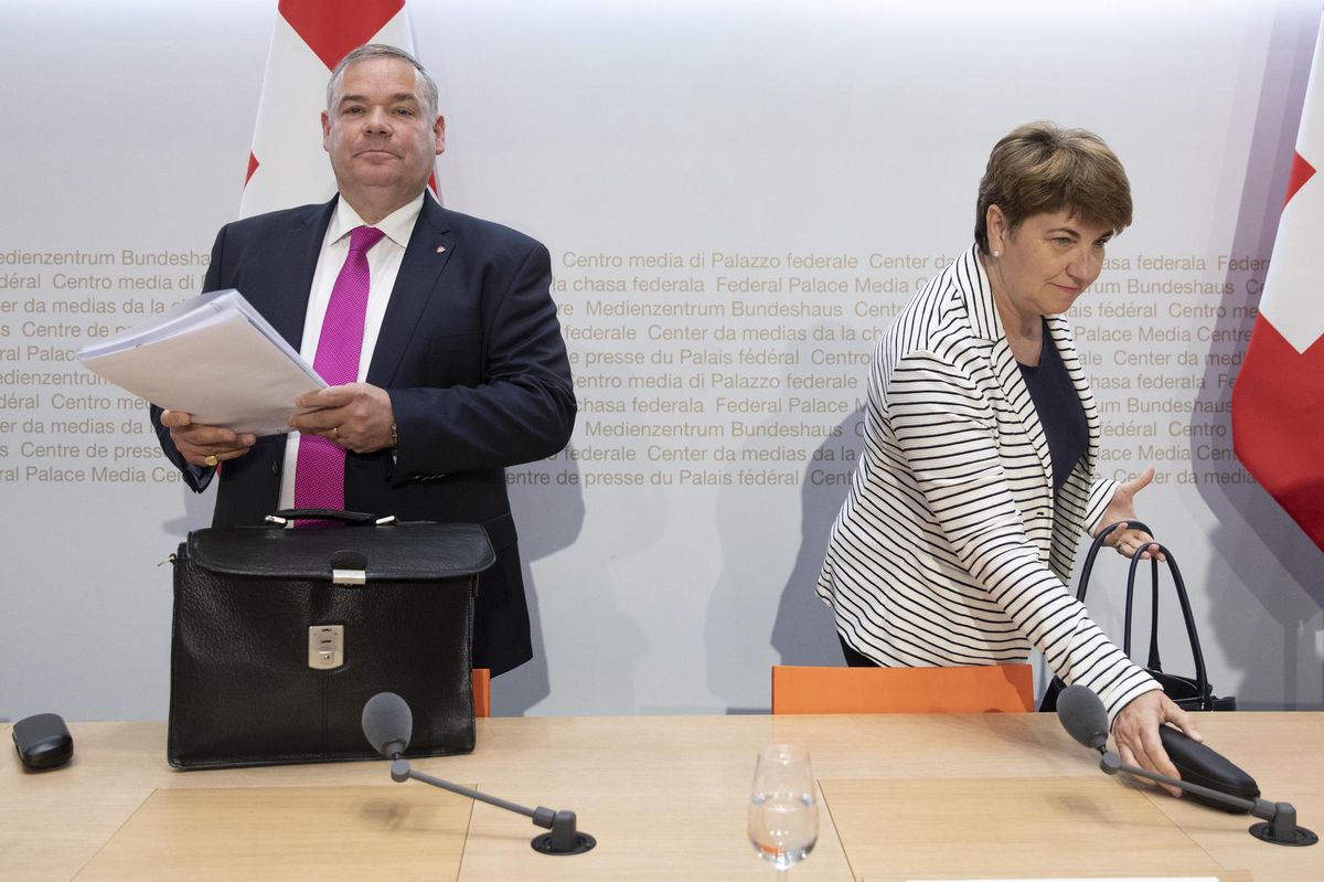 Le groupe de travail a été mis en place par Jean-Philippe Gaudin, directeur du Service de renseignement de la Confédération qui a été mis à l’écart en mai. Il est ici aux côtés de la conseillère fédérale Viola Amherd.