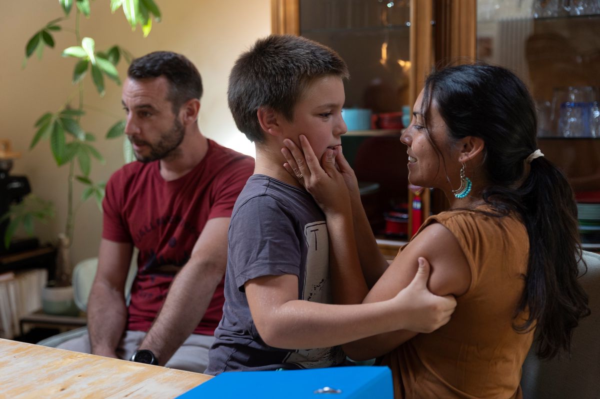 Saint-Cierges,  le 14 septembre 2023. La famille Knoll Sébastien (le papa), Sofia (la maman), Naira (la fille) et Esteban (le fils). Esteban  ayant un trrouble autistique n'a pas pu être scolarisé dans sa classe de la fondation Verdeil faute d'enseignant.(24heures/Odile Meylan)