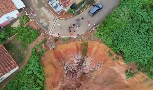 Brasilien: Erosionsrinne nahe an Häusern in Buriticupu