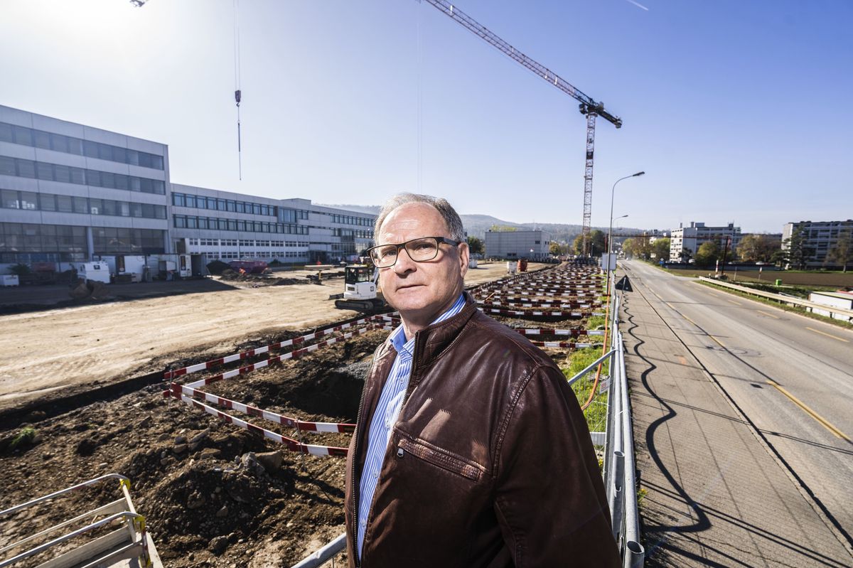 Le maire de Birr, le sans-parti René Grütter, pose devant le chantier où seront érigées d’ici février huit grandes turbines de secours, pouvant fonctionner au gaz, au pétrole ou à l’hydrogène, pour produire du courant.
