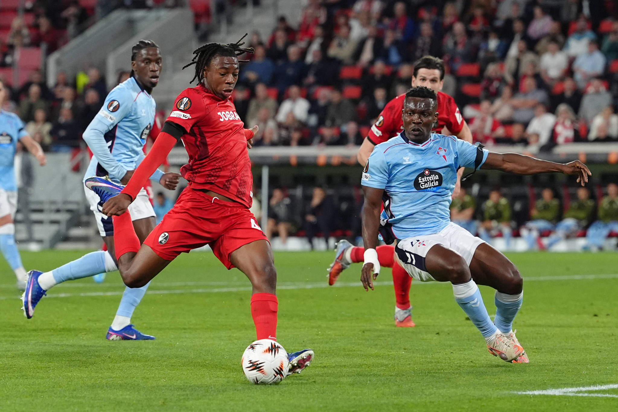 Europacup-Viertelfinal-Hinspiele: Manzambi siegt mit Freiburg, auch Fischers Mainz gewinnt