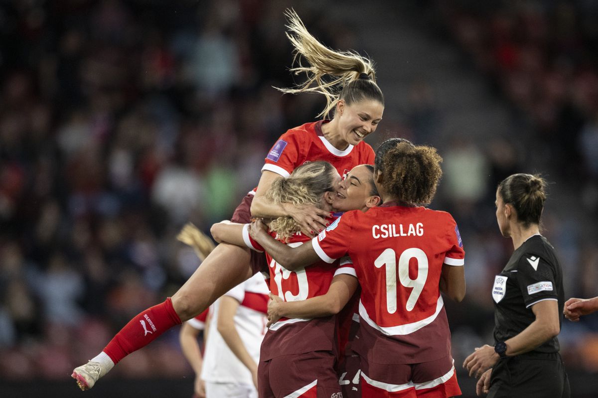 epa11261087 Switzerland's Luana Buehler (C) celebrates with teammates after scoring the 2-0 goal during the UEFA Women's European Qualifiers soccer match between Switzerland and Turkey, in Zurich, Switzerland, 05 April 2024.  EPA/ENNIO LEANZA