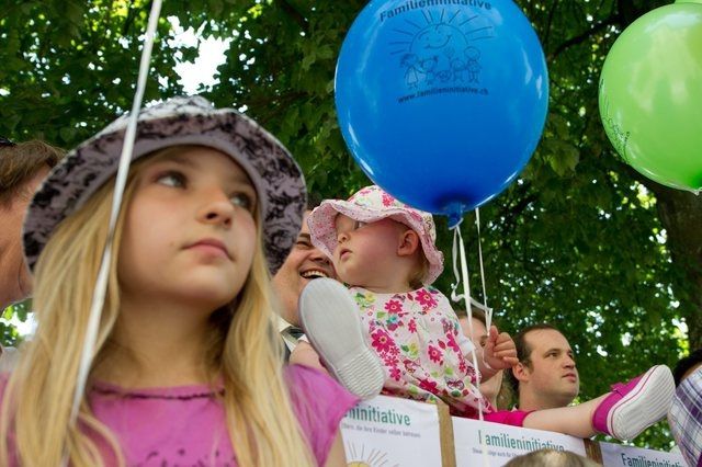 L'initiative pour les familles est combattue par tous les partis sauf l'UDC et le PDC. Mais elle est plébiscitée par une majorité de Suisses.
