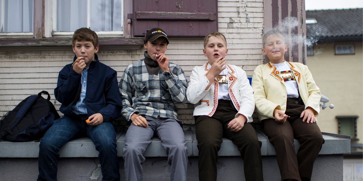 À Appenzell, les enfants peuvent acheter des cigarettes en toute légalité. En automne, lors de la revue du bétail, c’est la tradition pour les enfants de fumer.