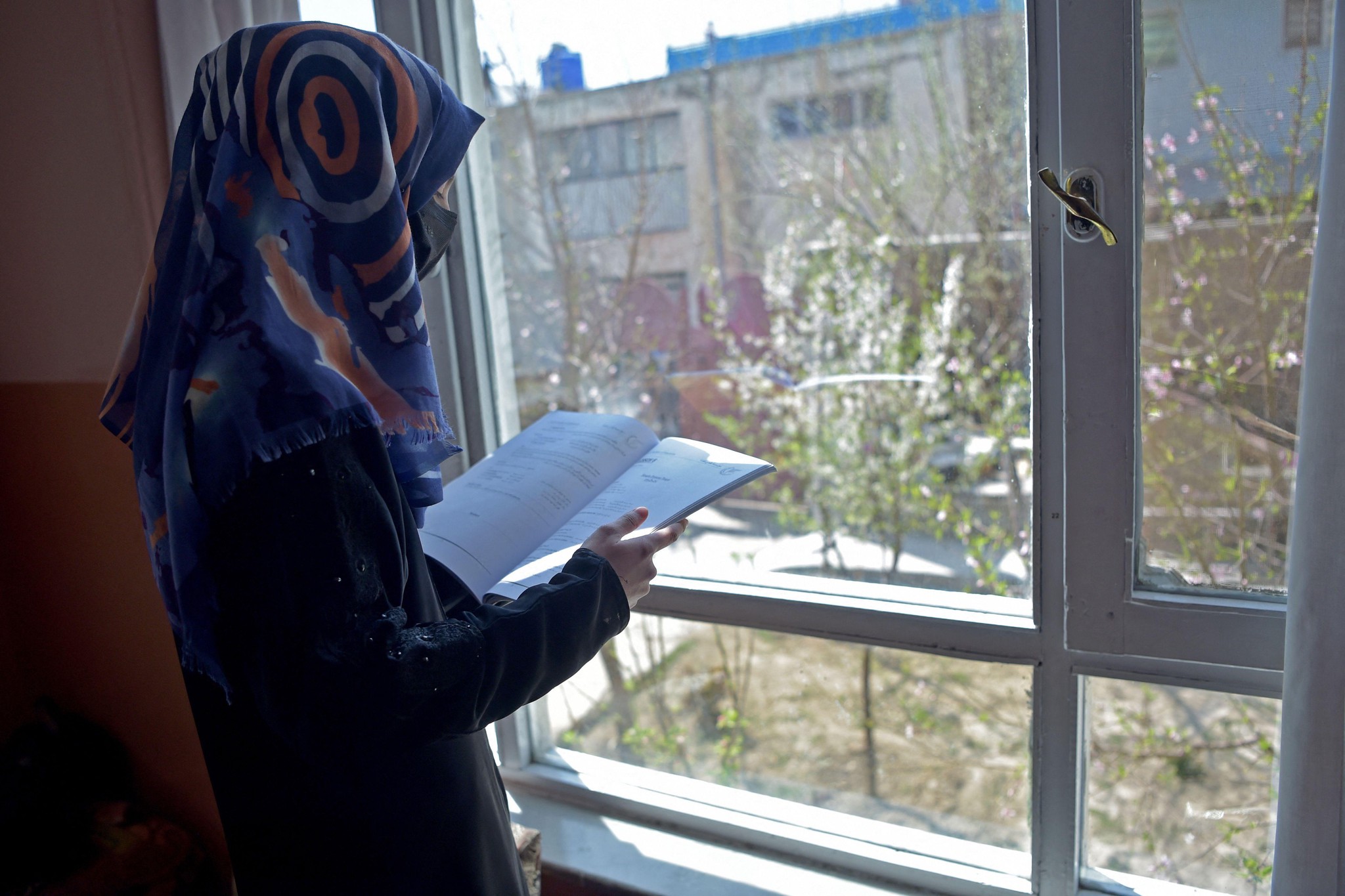 Realität unter dem Talibanregime: Eine Sekundarschülerin in Kabul liest zu Hause, weil sie die Schule nicht mehr betreten darf. 