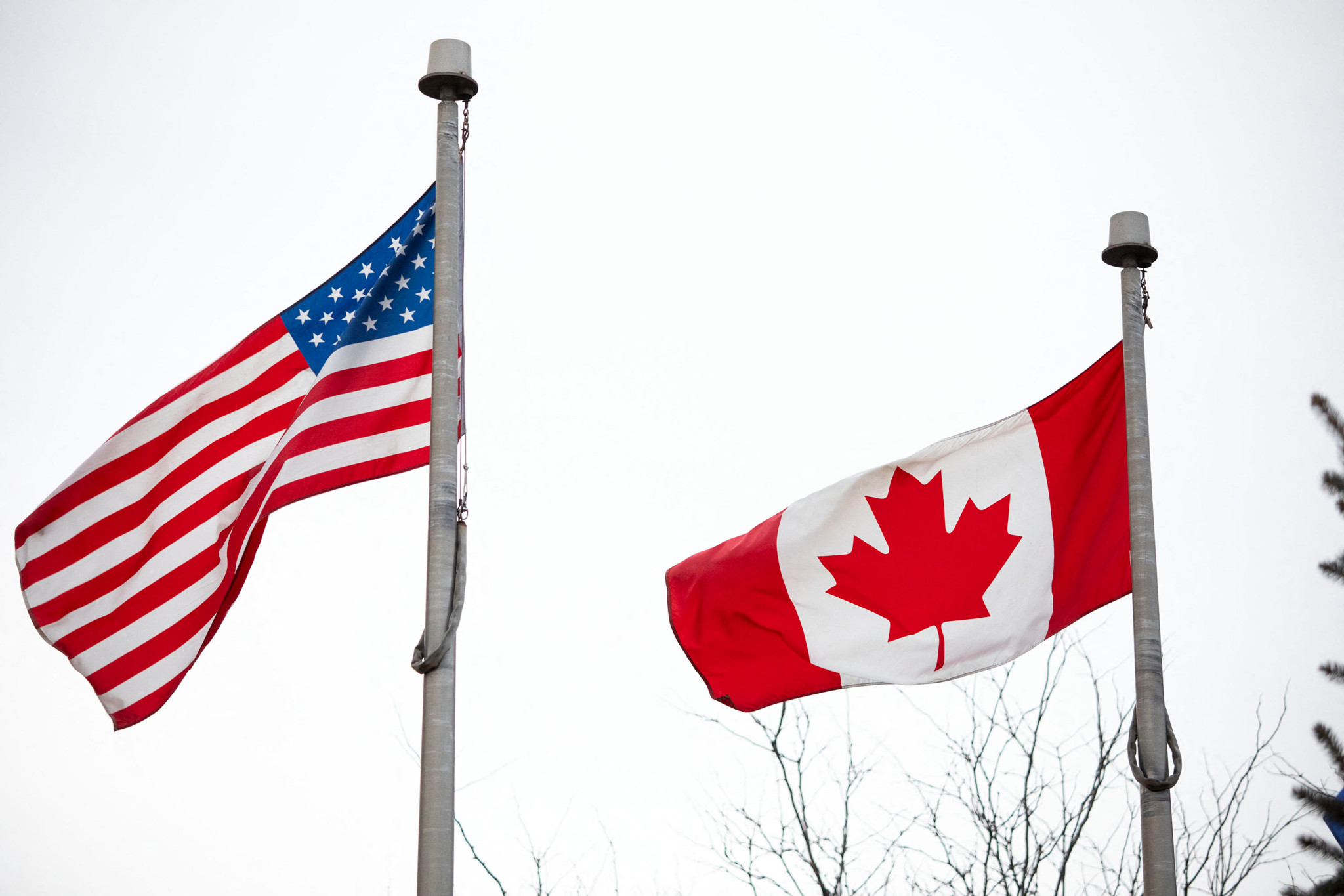 Droits de douane: Le Canada riposte aux États-Unis avec des surtaxes de 15 à 50%