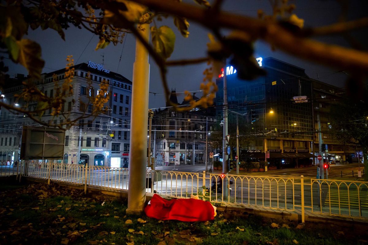 Un sans-abri dort en pleine rue dans la ville de Genève. Selon un rapport fédéral, 8000 courent le risque de perdre leur logement en Suisse.