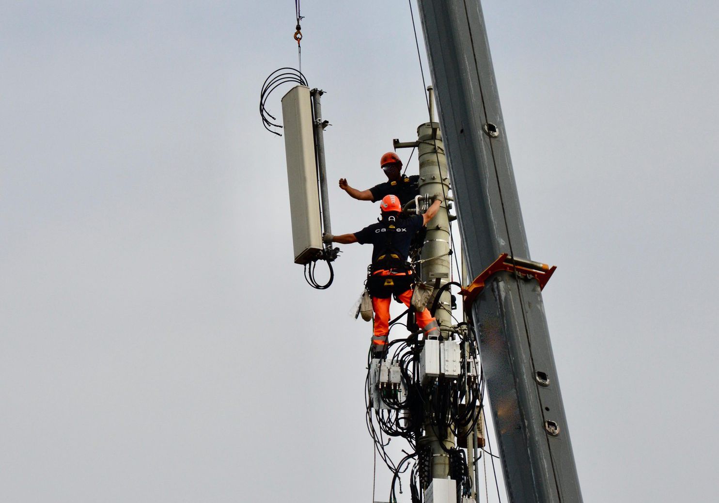 C’était le dernier vendredi du mois d’août à Bevaix (NE). L’opérateur Swisscom était sommé de démonter une antenne car un recours était encore pendant. 