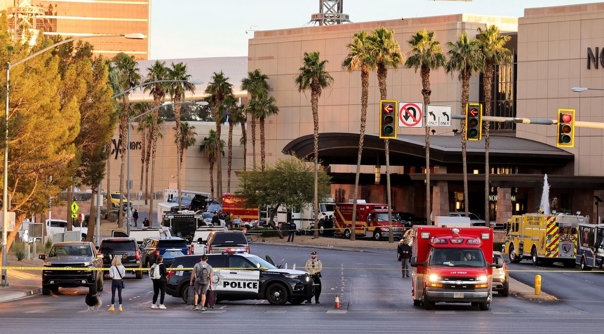Un véhicule de police de Las Vegas bloque la route près de l’hôtel Trump après l’explosion d’une Tesla Cybertruck. Des équipes de secours et des ambulances sont présentes sur les lieux.