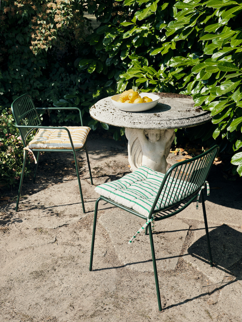 Sonne auf dem Tisch. Stühle und Foto: Broste Copenhagen