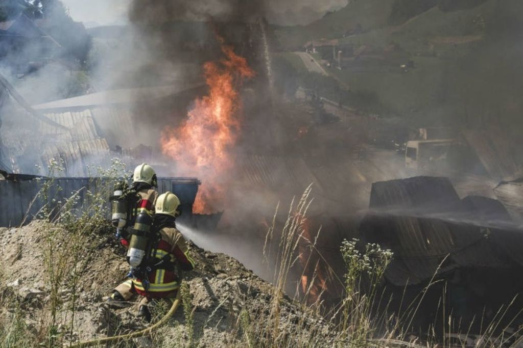 Un entrepôt explose et s'enflamme: quatre blessés