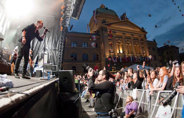 Pour la neuvième année consécutive, des artistes se produisent lors d'un concert gratuit sur la Place fédérale à Berne à l'occasion des festivités du 1er Août.