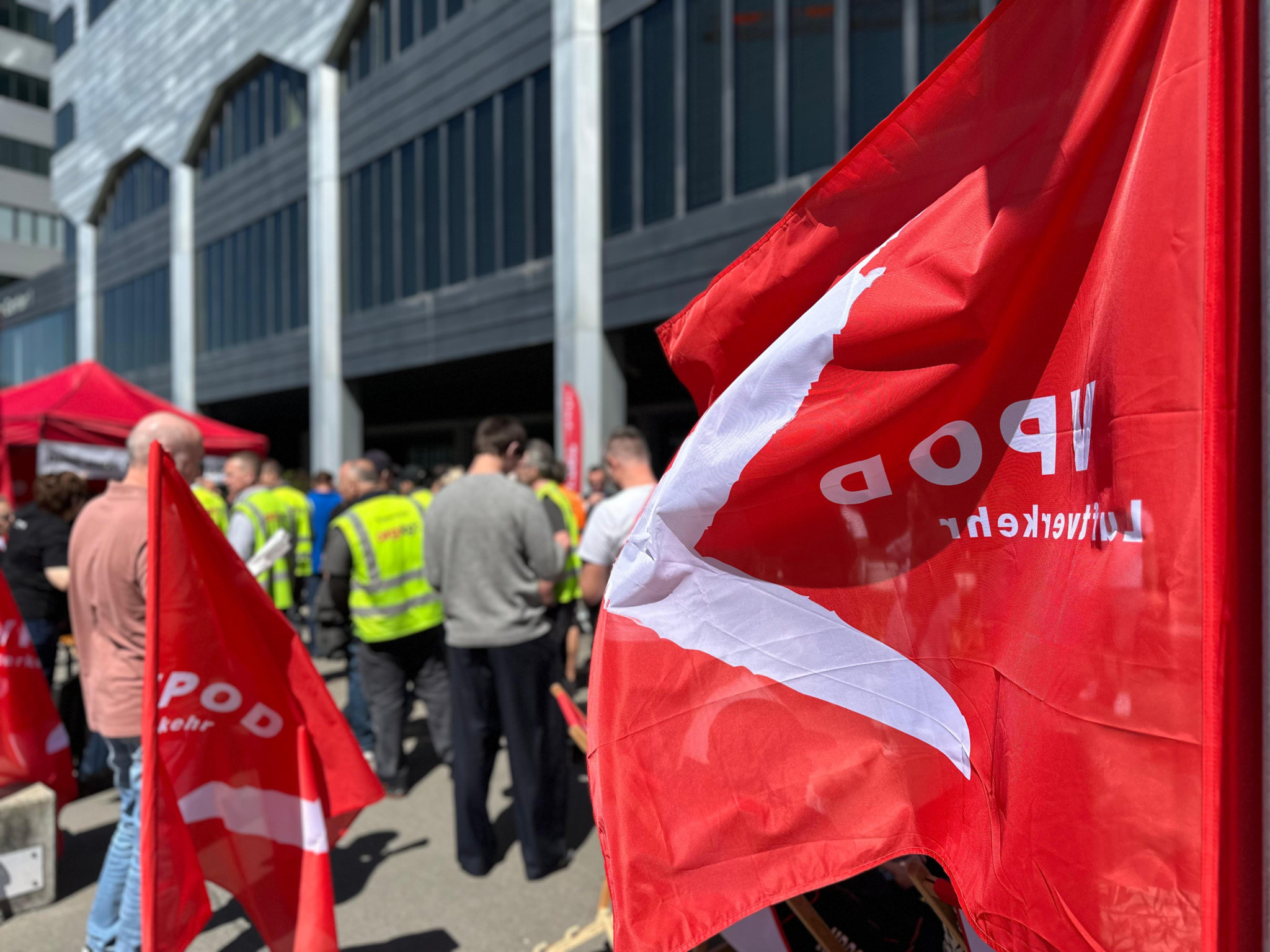 Flughafen Zürich: 500 Angestellte protestieren gegen höhere Parkgebühren