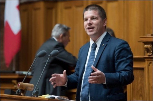 Erich Hess a tenu ces propos controversés lors d'un débat sur la Reitschule à Berne. Erich Hess a tenu ces propos controversés lors d'un débat sur la Reitschule à Berne.