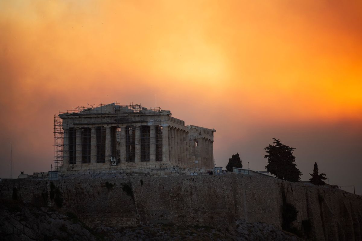 Le temple du Parthénon sur la colline de l'Acropole, enveloppé dans un nuage de fumée causé par un incendie de forêt à Athènes, le 12 août 2024.