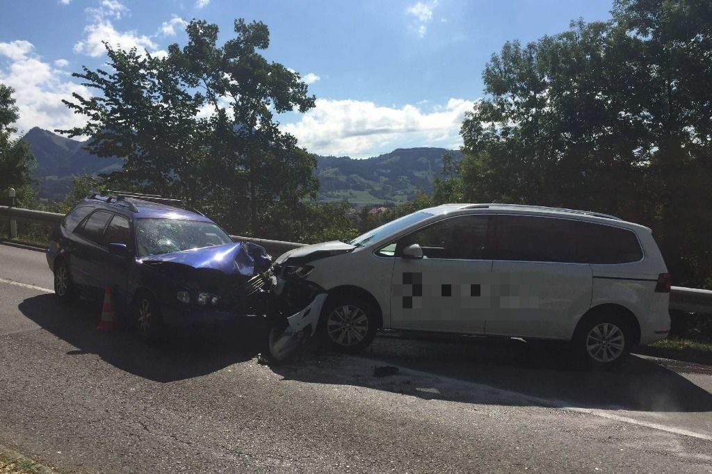 Une collision frontale fait deux blessés à Broc