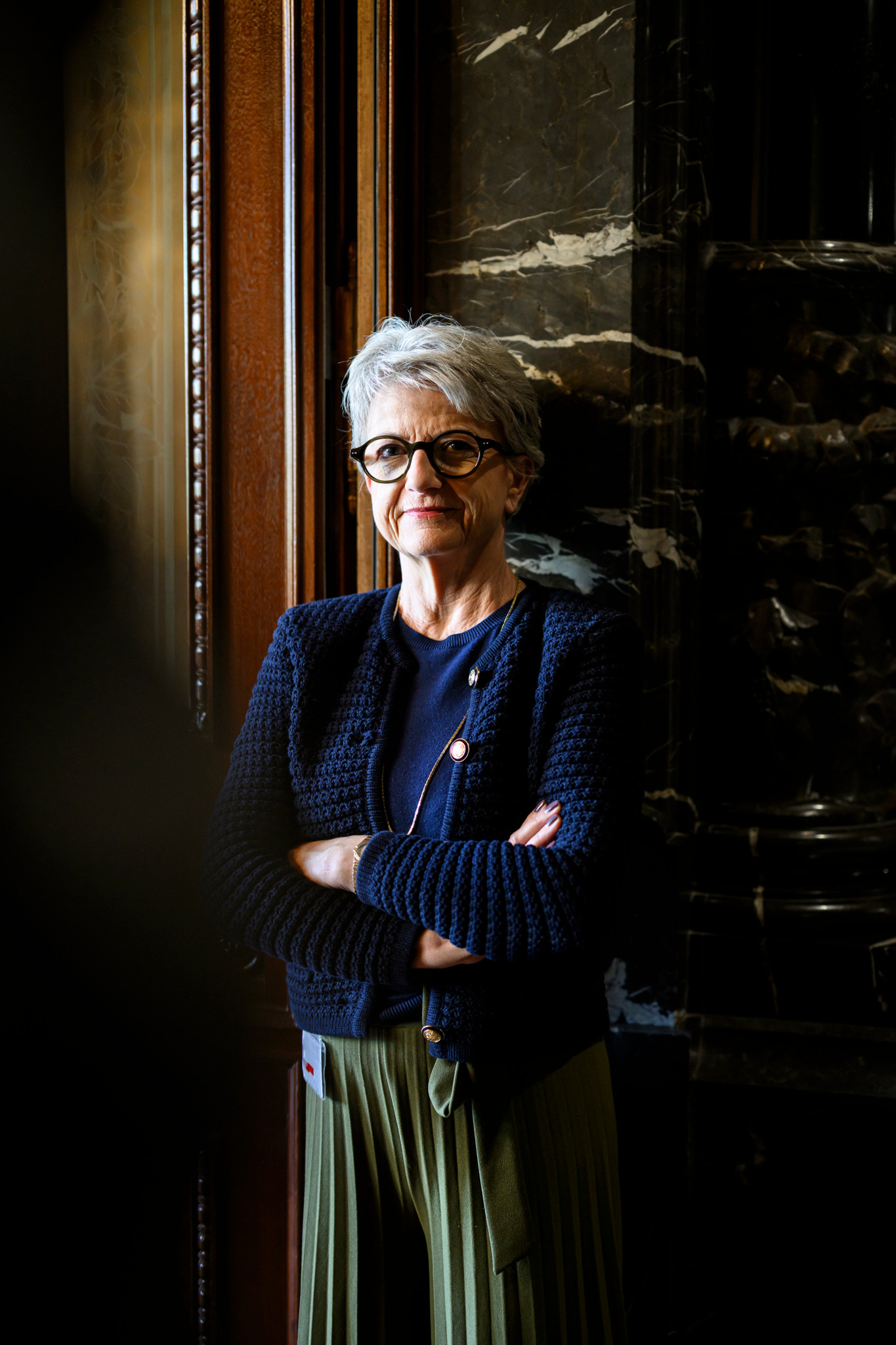 Nationalrätin Maya Bally (Die Mitte) mit verschränkten Armen und Brille im Bundeshaus Bern. Nationalrätin Maya Bally (Die Mitte) mit verschränkten Armen und Brille im Bundeshaus Bern.