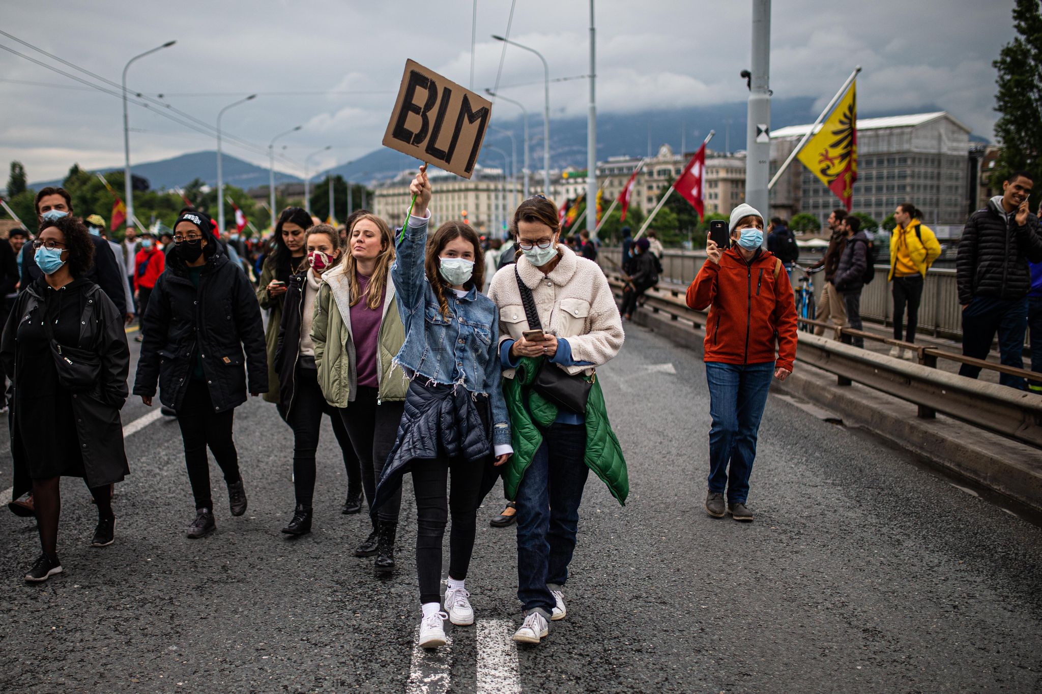 Genève, le 9 juin 2020.
Rassemblement Black Lives Matter contre le racisme et les violences policières. Le mouvement planétaire fait suite au décès de George Floyd le 25 mai lors de son arrestation à Minneapolis aux États-Unis. Ici, les manifestants défilent sur le Pont du Mont-Blanc. ©Pierre Albouy/Tribune de Genève