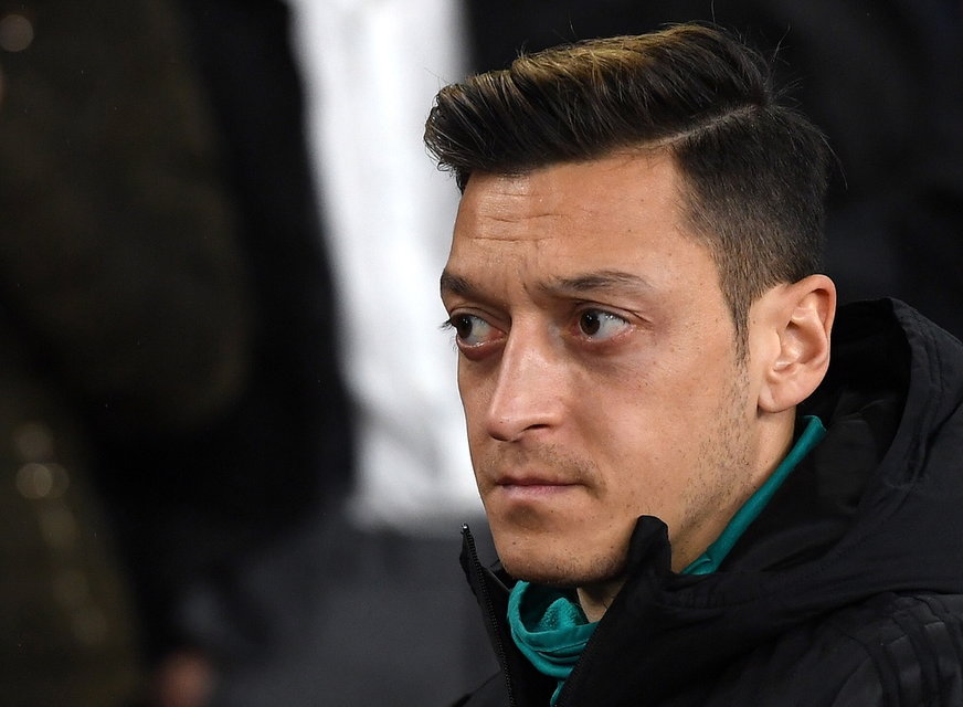Arsenal-Spieler Mesut Özil hat hatte in einem Tweet die muslimischen Staaten für ihre Zurückhaltung kritisiert. Seine Meinung äusserten sich die Staaten zu wenig zur Unterdrückung der muslimischen Minderheit der Uiguren in China