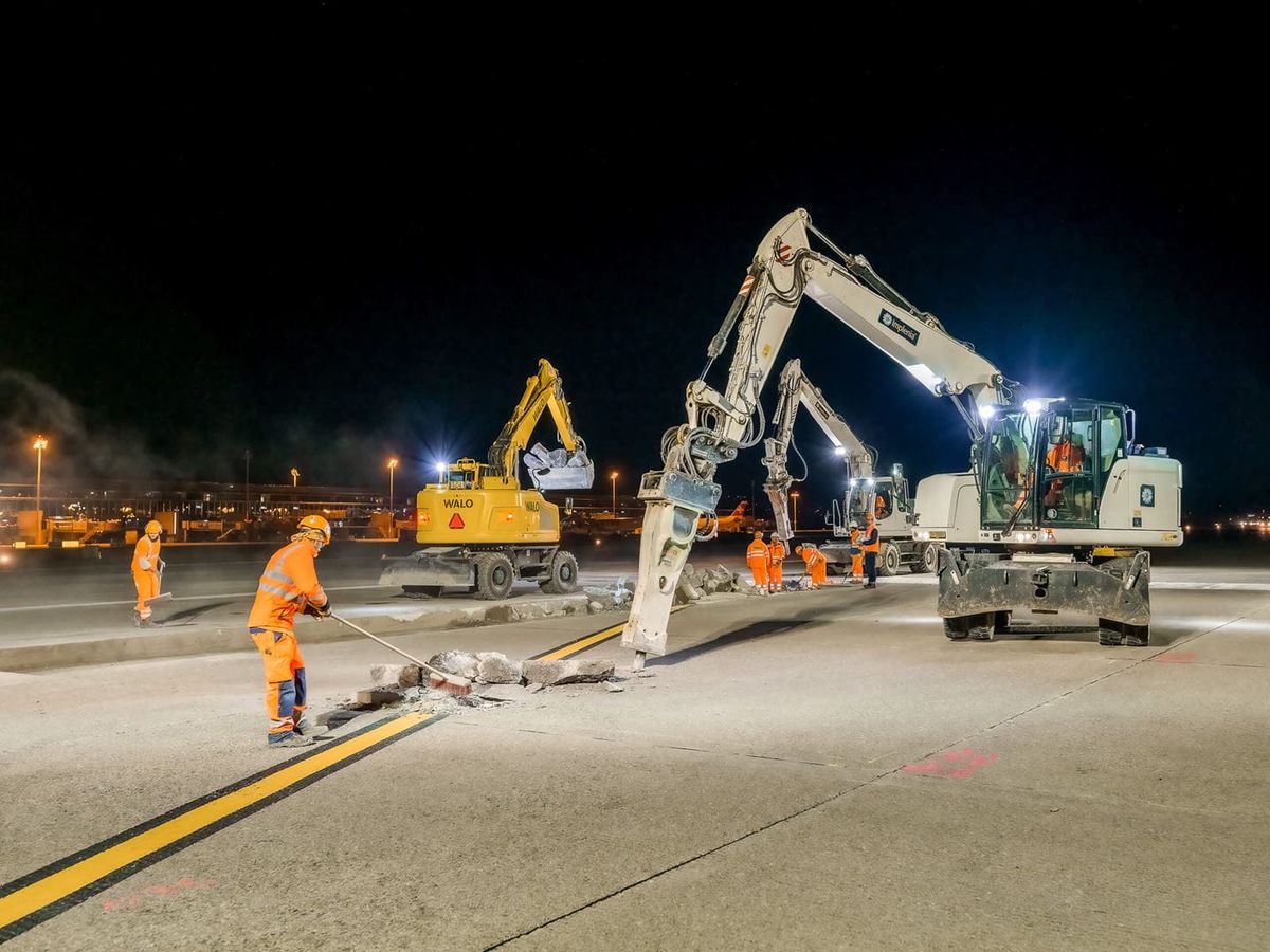 Immer wieder sind in der Nacht die Bagger auf der Piste 28 aufgefahren.