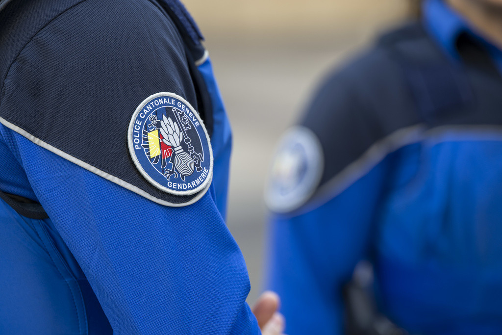 Logo de la police cantonale gendarmerie Genevoise photographié à Genève avant une conférence de presse sur la criminalité en 2024.