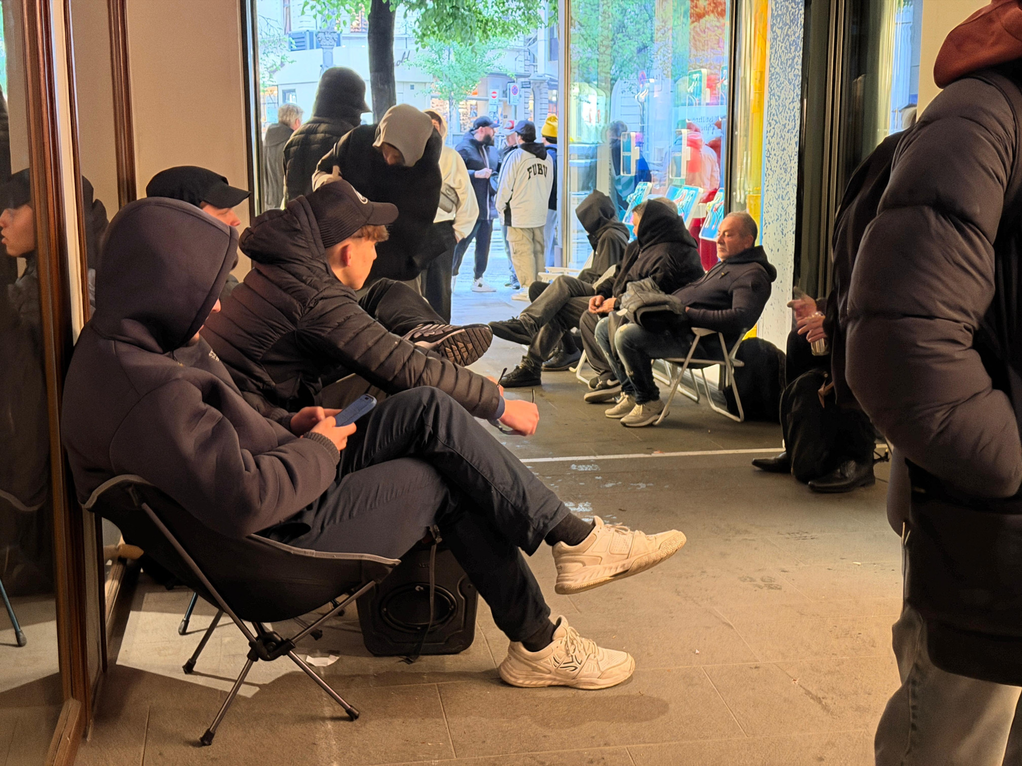 Uhrenhype vor Verkaufsstart: Männer campieren an der Bahnhofstrasse für die neue Royal Pop
