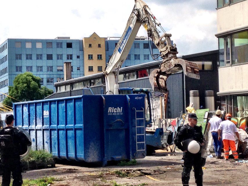 Kaum ist die Räumungsaktion der Polizisten auf dem Labitzke-Areal beendet, nehmen die Bagger den Abbruch in Angriff.