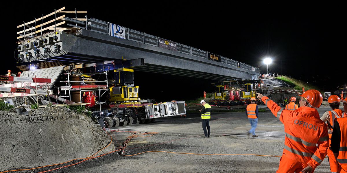 Le nouveau pont de Mély sur l’A1 a été posé dans la nuit de mardi à mercredi lors d’une opération coup de poing.